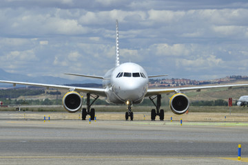 Fototapeta na wymiar Frontal de avión de línea Airbus A319