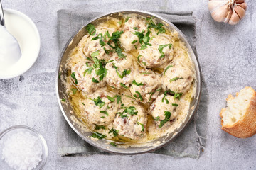 Meatballs with white sauce and green herbs