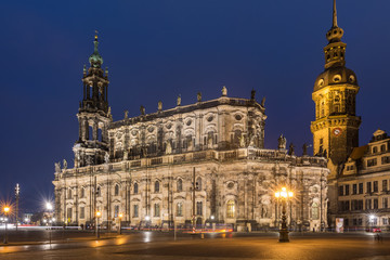 Fototapeta na wymiar Hofkirche in Dresden am Abend, Sachsen in Deutschland