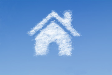 Haus aus Wolken vor blauem Himmel