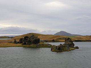 Fototapeta na wymiar Herbstlandschaft mit Lava-Formationen am See Myvatn bei Höfdi in Island