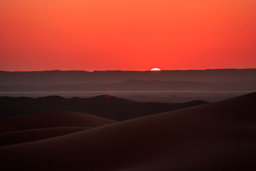 Fototapeta na wymiar Beautiful sunset over the sand dunes in the Sahara desert, Morocco
