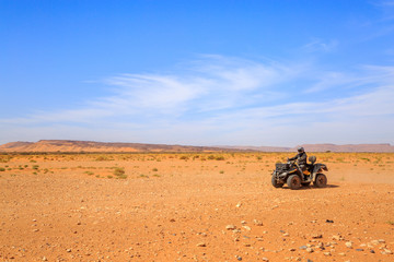 Obraz na płótnie Canvas tourist piloting a quad in the Moroccan desert