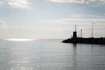 molo all'orizzonte su specchio d'acqua