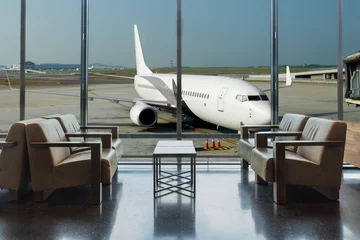 Crédence de cuisine en verre imprimé Aéroport Vue d& 39 avion depuis le salon de l& 39 aéroport dans le terminal de l& 39 aéroport.