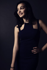 Naklejka premium Belle femme brune souriante, portant une robe bleu 