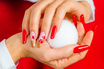 red nails decorated for your fantastic Christmas