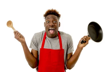 Crédence de cuisine en verre imprimé Cuisinier homme afro-américain noir cuisinier à domicile en tablier de chef casserole et cuillère perdu et surmené