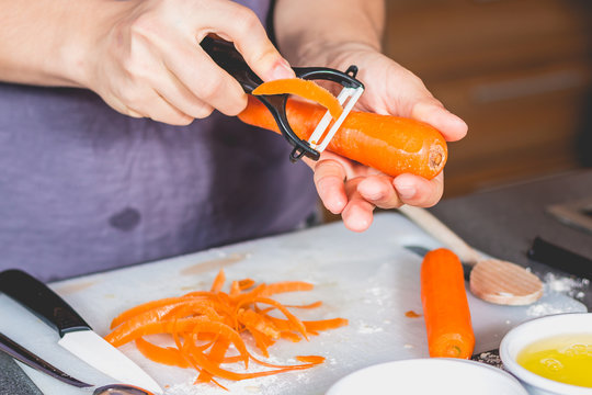 Cook peeling carrots with a ceramic knife