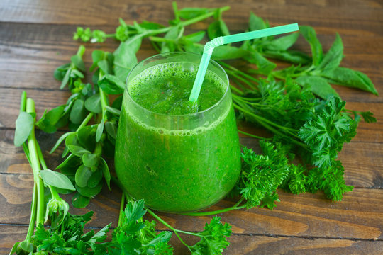 healthy green smoothies from parsley and fruit