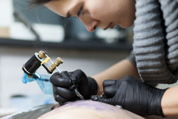 tattooer tattooing client