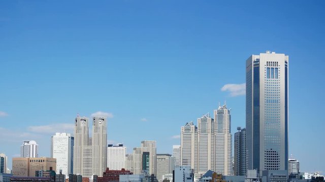 4K 東京タイムラプス　東京都庁と新宿高層ビル群　東京オペラシティ　穏やかな青空に流れる優しい雲