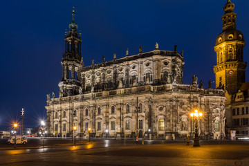 Fototapeta na wymiar Hofkirche in Dresden am Abend, Sachsen in Deutschland