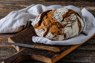 Frisches rundes Brot auf einem Holzbrett