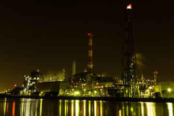 Fototapeta premium Wgląd nocy fabryki Kawasaki