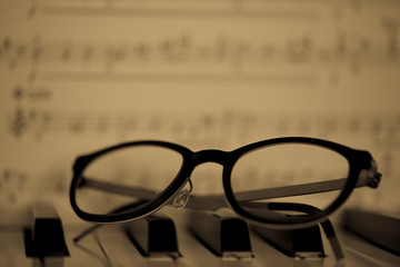 Brille auf Klavier