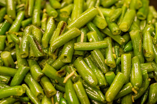 Fried green beans in oil