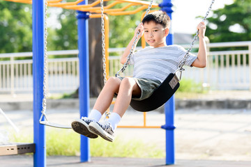 Fototapeta premium Asian boy play with swinging. with swinging.