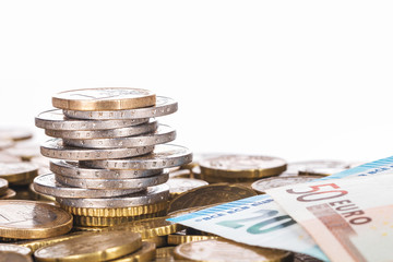 Euromünzen im Stapel, verstreut, und Euroscheine, Hintergrund, Bargeld