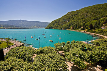 Obraz premium Restful town of Talloires, France, on the lake Annecy. Water sports, calm and peaceful bays and coves, swimming and relaxing.