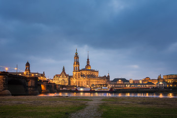 Naklejka premium Augustusbrücke und Hofkirche in Dresden am Abend, Sachsen in Deutschland