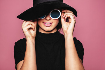 Female model with hat and stylish sunglasses - obrazy, fototapety, plakaty