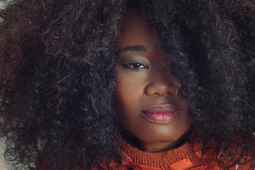 jeune femme noire avec coiffure afro cheveux bouclés style vintage seventies