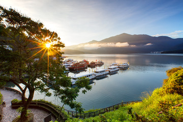 zonsopgang bij het meer van de zonmaan in nantou, Taiwan