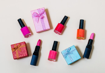 Obraz premium Gift boxes and decorative cosmetics on beige background