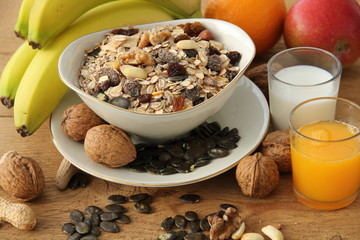 Müsli mit Orangensaft und Milch