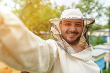 Beekeeper removes itself on the apiary Action Camera. Video Blog