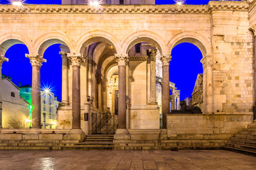 Obraz premium Diocletian's Palace walls Split. / Scenic night view at exterior facade of outdoors public landmark Diocletian's Palace in Croatia, Split town. 