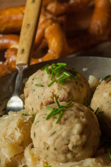 Knödel und Sauerkraut