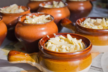 картофель в горшочках, с грибами и сырам
