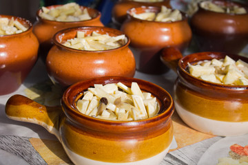 картофель в горшочках, с грибами и сырам