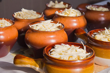 картофель в горшочках, с грибами и сырам