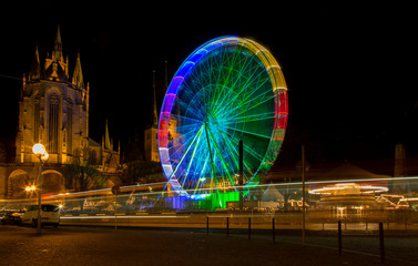 Riesenrad auf dem Erfurter Weihnachtsmarkt mit Dom und Severi Kirche bei Nacht