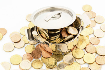 Ein Kochtopf ist mit Eurom&uuml;nzen gef&uuml;llt, Symbolfoto f&uuml;r F&ouml;rdergelder