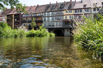 Kr&auml;merbr&uuml;cke in Erfurt vom Fluss Gera gesehen