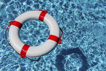 Rettungsring in einem Pool