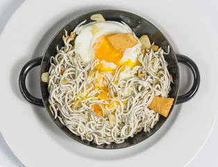 Gulas con estrellado de huevos frito en sarten