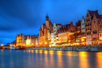 Fototapeta na wymiar Gdańsk widok miejski o zmierzchu