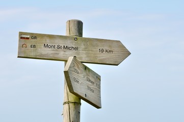 Panneau en bois du circuit de randonnée vers la Mont Saint-Michel