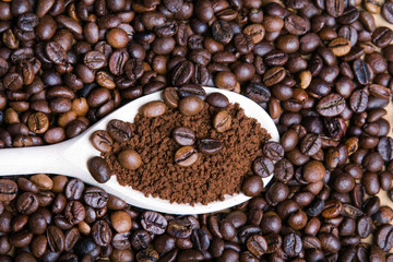 Panele Szklane  Kawa rozpuszczalna w łyżce na tle ziaren kawy