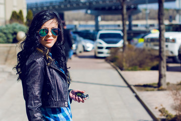 Obraz premium Beautiful and stylish brunette woman walk in city in sunny day