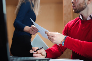 Obraz premium Hands of business people passing document