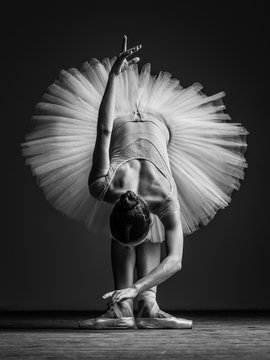 Fototapeta Young beautiful ballerina posing in studio