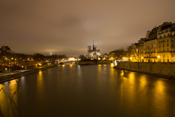 Vue de nuit  sur la Seine et Notre Dame de Paris