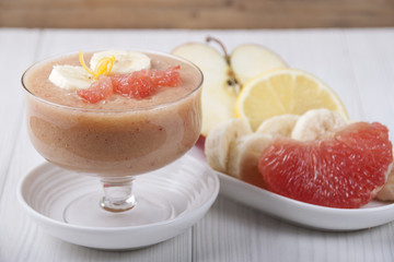 Smoothies with grapefruit, apple, banana