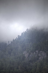 Obraz na płótnie Canvas clouds rest on the mountains